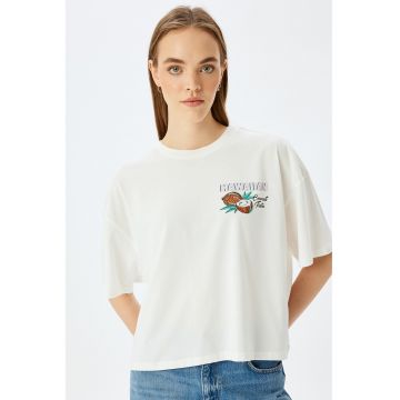 Tricou cu decolteu la baza gatului si imprimeu pe partea din spate
