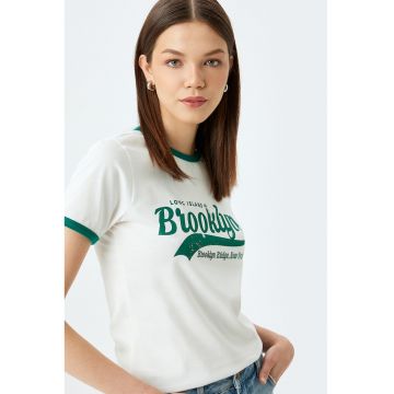 Tricou cu decolteu la baza gatului si imprimeu text