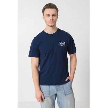Tricou cu decolteu la baza gatului si logo pe piept