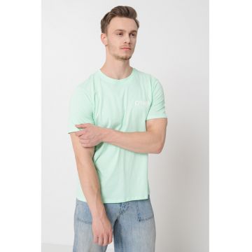 Tricou cu decolteu la baza gatului si logo pe piept