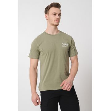 Tricou cu decolteu la baza gatului si logo pe piept