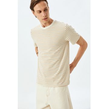 Tricou cu decolteu la baza gatului si model in dungi