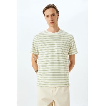 Tricou cu decolteu la baza gatului si model in dungi