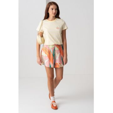 Tricou cu decolteu la baza gatului si model in dungi
