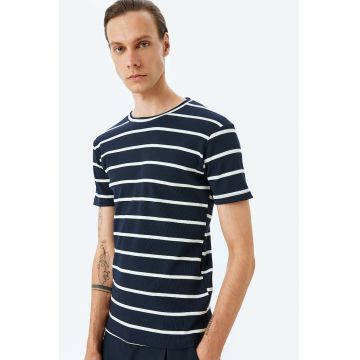 Tricou cu decolteu la baza gatului si model in dungi