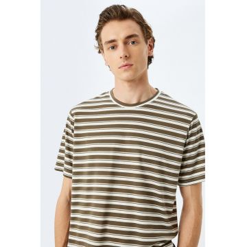 Tricou cu decolteu la baza gatului si model in dungi