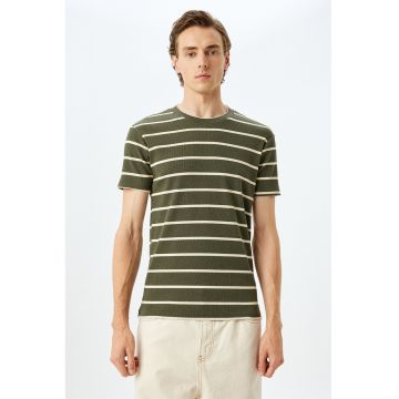 Tricou cu decolteu la baza gatului si model in dungi