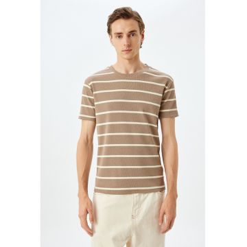Tricou cu decolteu la baza gatului si model in dungi