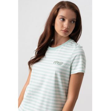 Tricou cu decolteu la baza gatului si model in dungi