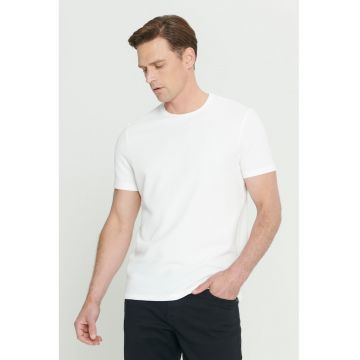 Tricou cu decolteu la baza gatului