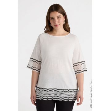 Tricou cu decolteu rotund si perforatii