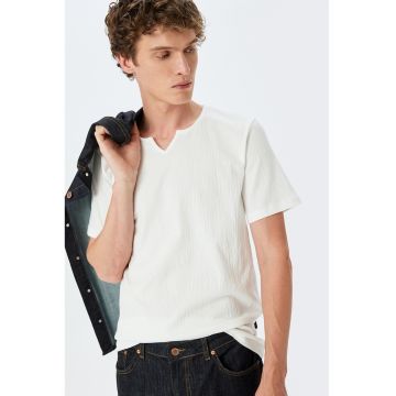 Tricou cu decupaj in V