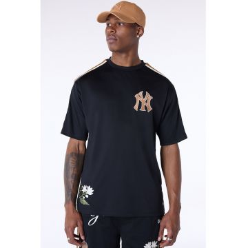 Tricou cu detalii brodate