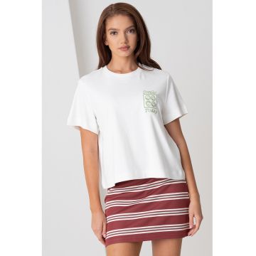 Tricou cu detaliu brodat