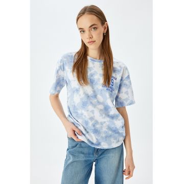 Tricou cu imprimeu text pe piept si model