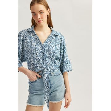 Tricou cu model floral si maneci ample