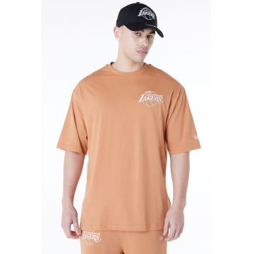 Tricou de bumbac cu decolteu la baza gatului si logo pe piept
