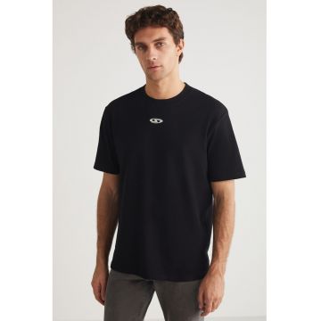 Tricou din bumbac cu decolteu la baza gatului