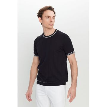 Tricou din bumbac cu decolteu la baza gatului