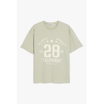 Tricou lejer cu decolteu la baza gatului