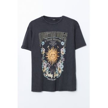 Tricou lejer cu model grafic