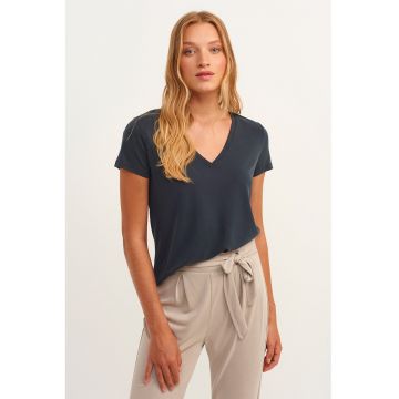 Tricou lejer din amestec de modal cu decolteu in V
