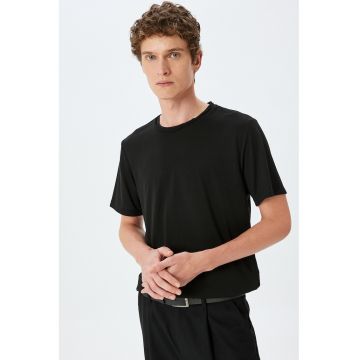 Tricou regular fit cu decolteu la baza gatului