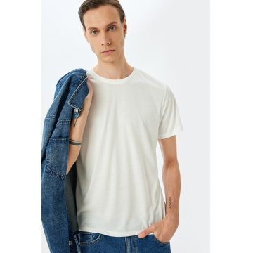 Tricou regular fit cu decolteu la baza gatului