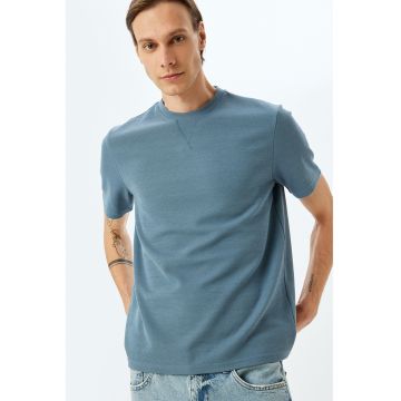 Tricou regular fit cu decolteu la baza gatului