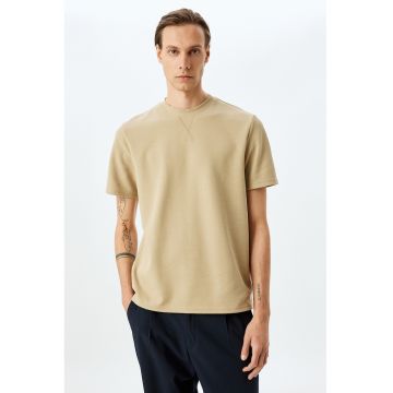 Tricou regular fit cu decolteu la baza gatului