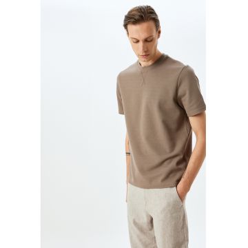 Tricou regular fit cu decolteu la baza gatului
