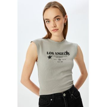 Tricou striat cu decolteu la baza gatului