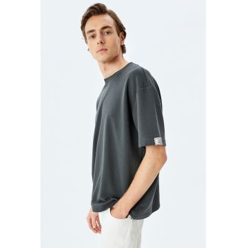 Tricou uni cu decolteu la baza gatului