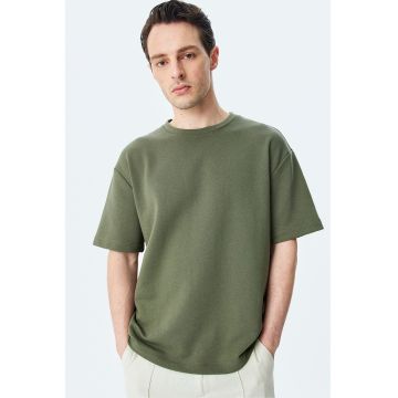 Tricou uni cu decolteu la baza gatului