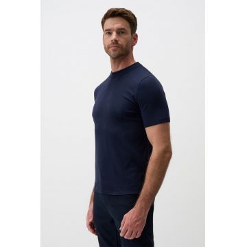 Tricou uni cu decolteu la baza gatului