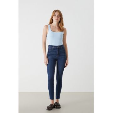 Top slim fit cu decolteu rotund
