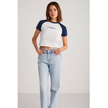 Tricou crop cu decolteu la baza gatului