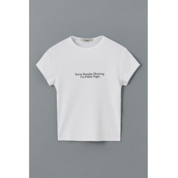 Tricou crop cu imprimeu mesaj
