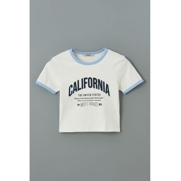 Tricou crop cu imprimeu text