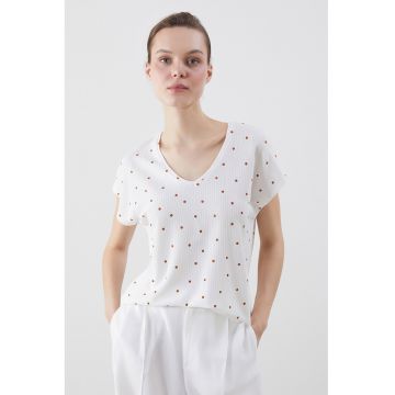 Tricou cu decolteu in V si model