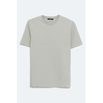 Tricou cu decolteu la baza gatului si aspect texturat
