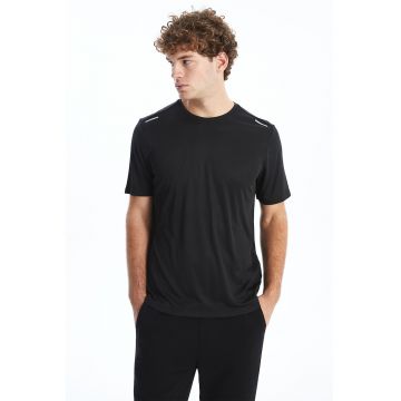 Tricou cu decolteu la baza gatului si detalii reflectorizante