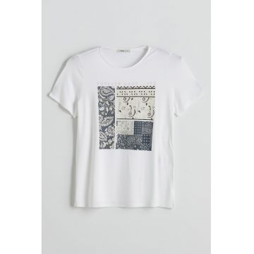 Tricou cu decolteu la baza gatului si imprimeu