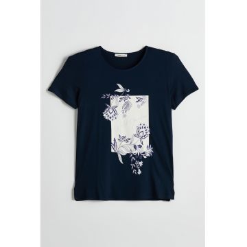 Tricou cu decolteu la baza gatului si imprimeu
