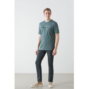 Tricou cu decolteu la baza gatului si imprimeu text