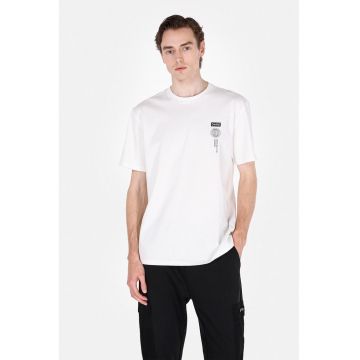 Tricou cu decolteu la baza gatului si imprimeu text pe piept