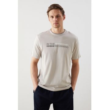 Tricou cu decolteu la baza gatului si imprimeu text