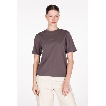 Tricou cu decolteu la baza gatului si logo