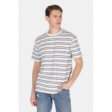 Tricou cu decolteu la baza gatului si model in dungi