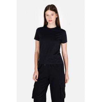 Tricou cu decolteu la baza gatului si model uni